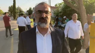 עשרות משגיחי כשרות טיגנו טרפות מול ביתו של שר הדתות כמחאה