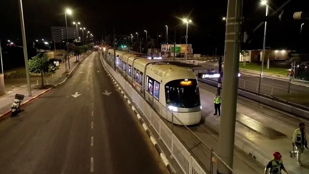 חולדאי טען כי הרכבת הקלה תשמש כמעלית שבת - הרבנים מתנגדים