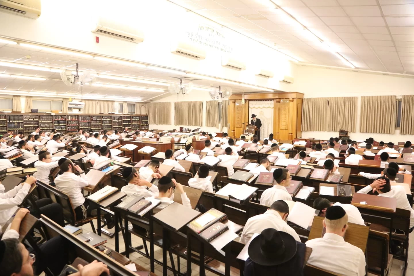 6 שנים להקמת ’הסדר החלבי’: הלימוד של בחורי הישיבות בליל שבת