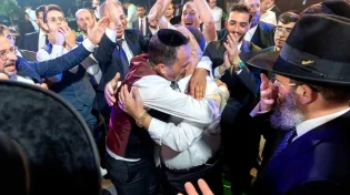 לא עצר את הדמעות: הבן עצר את החתונה ופנה לאביו לעיני כל