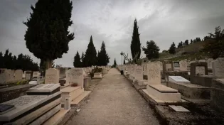 חרפה בטבריה: המלון הסקוטי משתלט על בית קברות יהודי