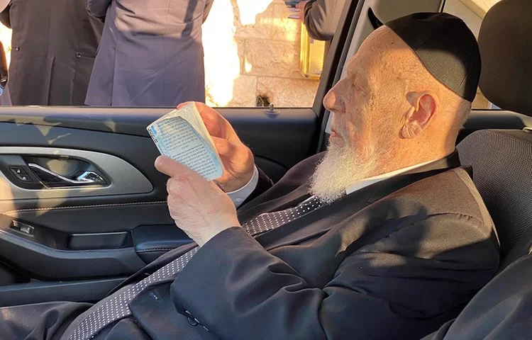 התפללו: נשיא ה’מועצת’ הגר"ש כהן פונה בערב שבת לבית החולים התפללו: נשיא ה’מועצת’ הגר"ש כהן פונה בערב שבת לבית החולים