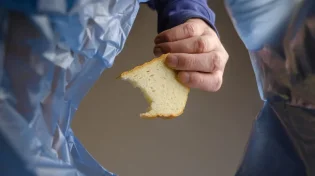 האם מותר לזרוק לחם לפח?