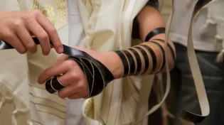 למה מניחים תפילין? איפה כתוב בתורה להניח תפילין?