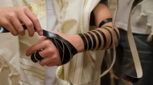 למה מניחים תפילין? איפה כתוב בתורה להניח תפילין?