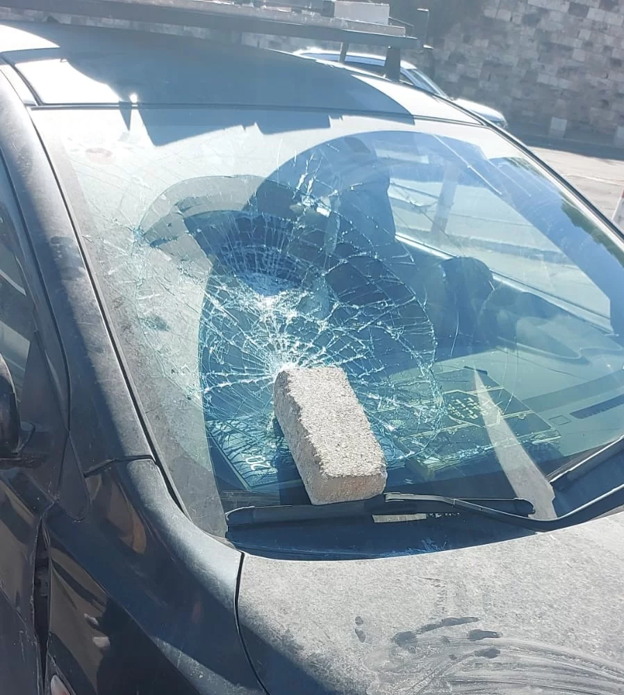 כמעט לינץ’: בני משפחה מבית שמש נקלעו למארב אבנים בדרך לכותל