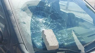 כמעט לינץ&rsquo;: בני משפחה מבית שמש נקלעו למארב אבנים בדרך לכותל
