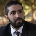 הרב שניר גואטה נחשף: הבדידות, ההצלחה והקשיים בתחילת הדרך