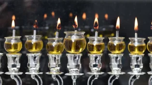 אור רוחני גדול היורד לעולם - סגולה מול נרות החנוכה