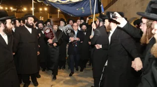ספר תורה הוכנס לרחבת הכותל המערבי לע"נ האדמו"ר מסדיגורא זצ"ל