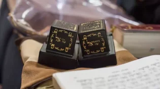 האם מותר להניח תפילין בלילה?