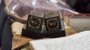 האם מותר להניח תפילין בלילה?