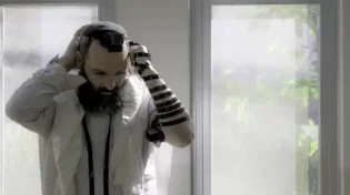 האם מותר להניח תפילין לפני עלות השחר?