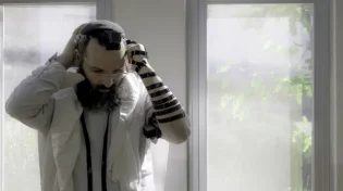 האם מותר להניח תפילין לפני עלות השחר?