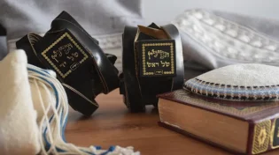אם אדם שכח להניח תפילין?