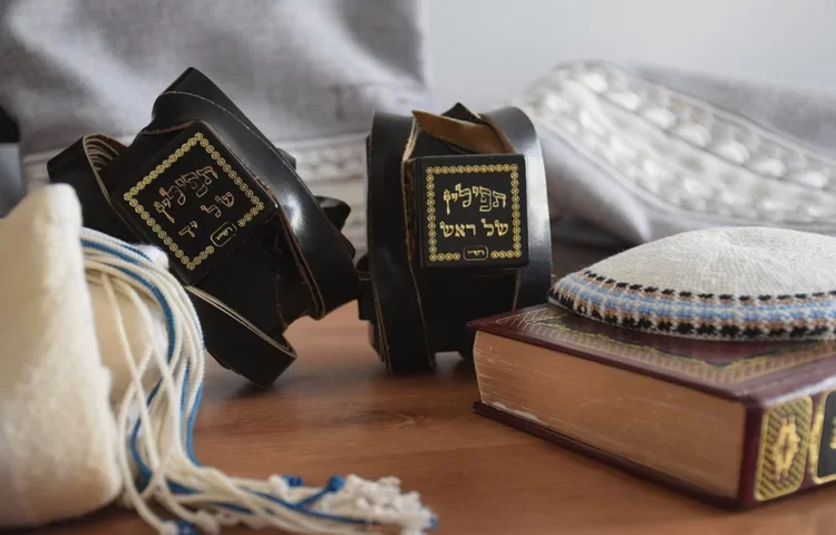 אם אדם שכח להניח תפילין? אדם שכח להניח תפילין אם אדם שכח להניח תפילין? אדם שכח להניח תפילין