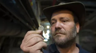 סמוך למקום המקדש: ילדה גילתה מטבע כסף נדיר בן 2000 שנה