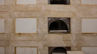 נדהמו לגלות: גדולי ישראל נגד קבורה בקומות