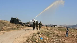 מחאת סנדק: המשטרה מודה בהתזת &rsquo;בואש&rsquo; אל עבר מבני מגורים