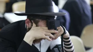 האם יש עניין ללמוד תורה עם התפילין?