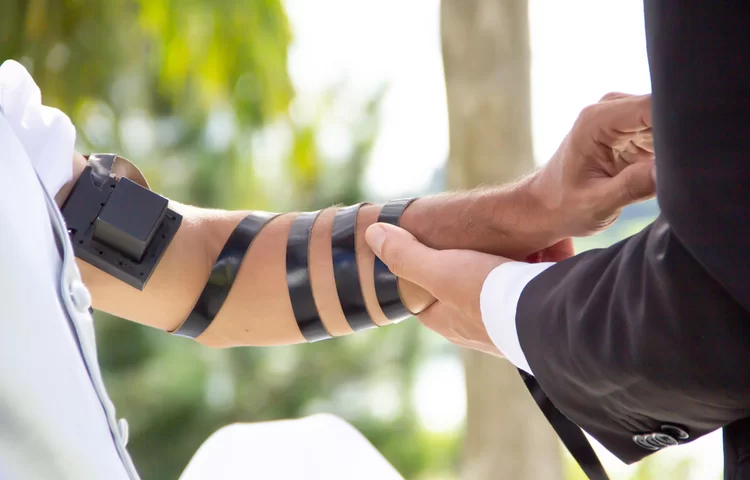 מניחים תפילין היום? האם מותר להניח תפילין עכשיו? מניחים תפילין היום? האם מותר להניח תפילין עכשיו?