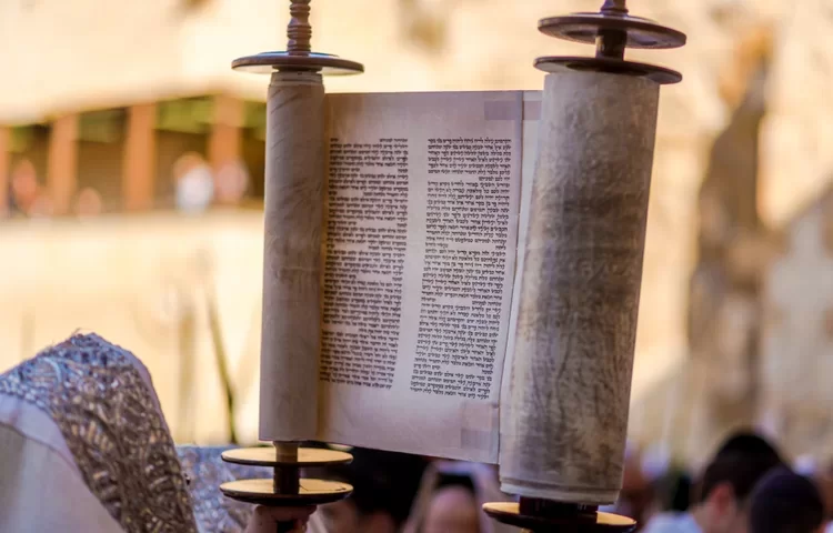יותר מ-1,000 עליות לתורה: הסגולה שמכריעה את הכף יותר מ-1,000 עליות לתורה: הסגולה שמכריעה את הכף