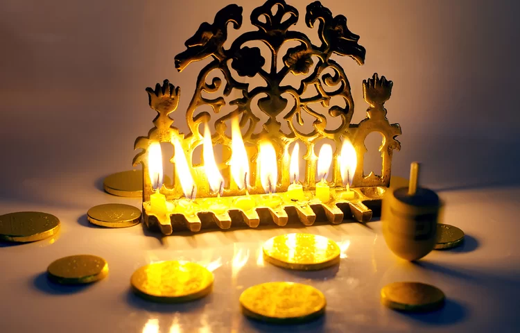 למי אסור לעשות מלאכה בזמן שהנרות דולקים? למי אסור לעשות מלאכה בזמן שהנרות דולקים?