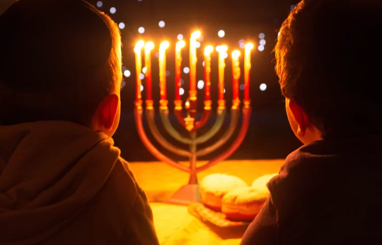 איך מדליקים את החנוכייה?
