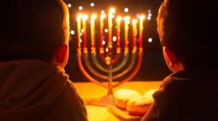 איך מדליקים את החנוכייה?