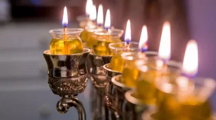 מה עדיף: חנוכייה ישנה מכסף או חנוכייה מעוצבת מקריסטל?