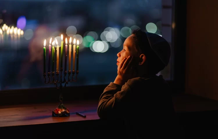 8 ימים, 8 נרות: שמונה סגולות עצומות לימי החנוכה 8 ימים, 8 נרות: שמונה סגולות עצומות לימי החנוכה