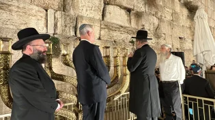 צפו: הרב הראשי הדליק בכותל וקרא לשמור על קדושת המקום