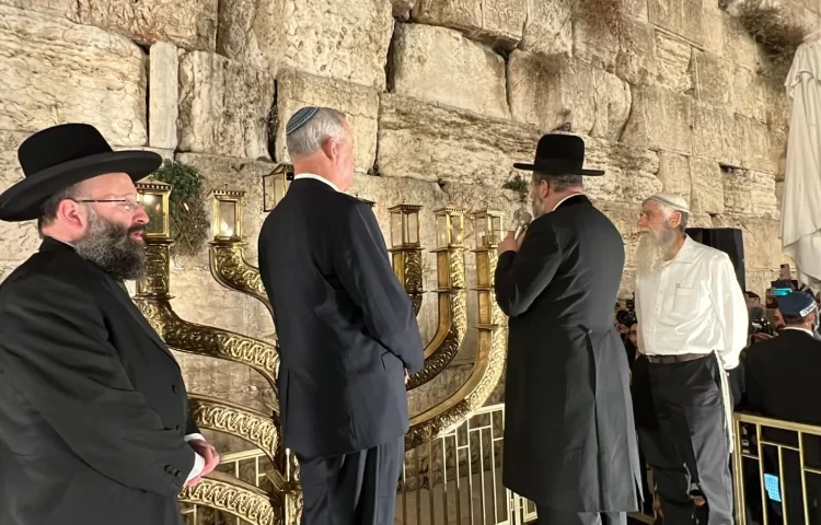 צפו: הרב הראשי הדליק בכותל וקרא לשמור על קדושת המקום צפו: הרב הראשי הדליק בכותל וקרא לשמור על קדושת המקום