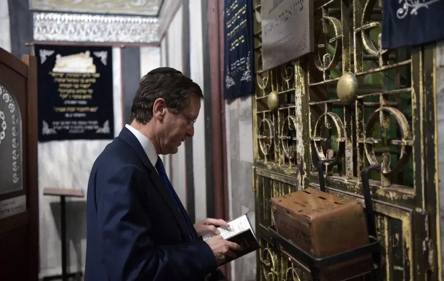 נשיא המדינה יצחק הרצוג בהדלקת נר ראשון של חנוכה במערת המכפלה נשיא המדינה יצחק הרצוג בהדלקת נר ראשון של חנוכה במערת המכפלה
