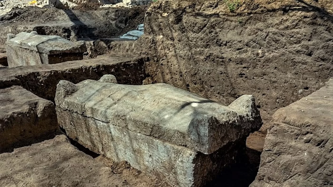 שרידי מבנה מימי הסנהדרין נחשפו ביבנה וכן נחשף בית קברות