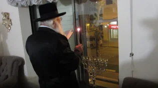 תיעוד מיוחד: רבי בורנשטיין זצוק”ל בהדלקת נרות בביתו