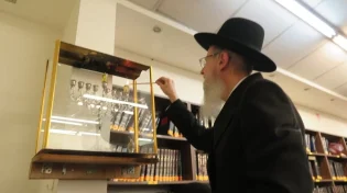 רבי יעקב קרפ שליט"א בהדלקת הנר הראשון של חנוכה