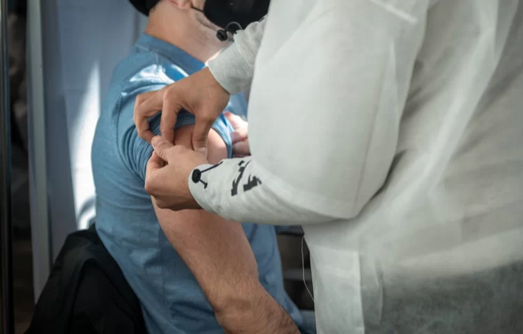 מחקר גדול: חיסוני הבוסטר עשויים להיות יעילים מפני האומיקרון מחקר גדול: חיסוני הבוסטר עשויים להיות יעילים מפני האומיקרון