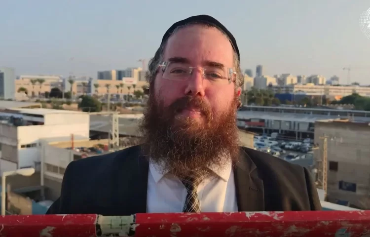 הרב שדחף את תלמידו לקצה הבניין "לא הכל פלס" הרב שדחף את תלמידו לקצה הבניין "לא הכל פלס"