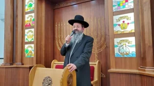 "מכל מקום אחר בעולם": הרב יצחק בצרי מברך את ערוץ 2000