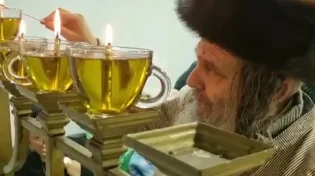 הרב ארוש בהדלקת נר חנוכה השנה באומן