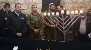 תחת אבטחה כבדה: הלילה הודלק נר שמיני של חנוכה - בקבר יוסף