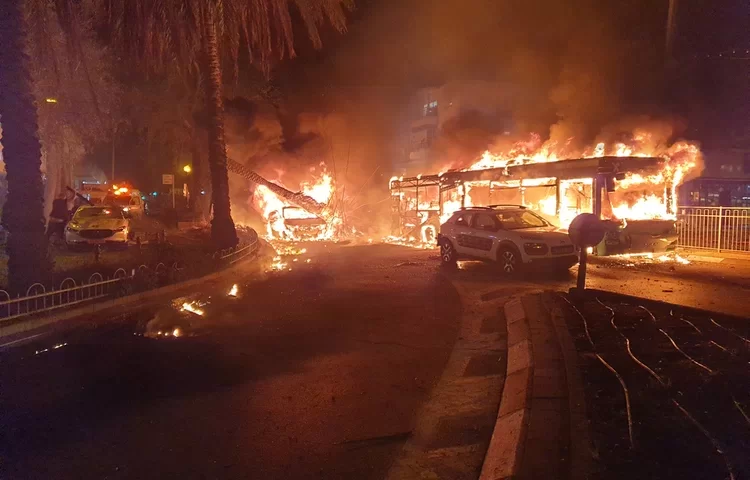 הלם: הציל 98 אנשים מפיגוע ופוטר מעבודתו הלם: הציל 98 אנשים מפיגוע ופוטר מעבודתו