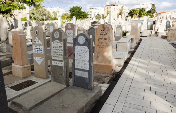 מסר מעורר מבית הקברות: "אדם רוצה למות אין מקום"