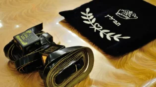 סיכסוך משפחתי בגלל תפילין: "הבן עלה למטוס לחוץ לארץ"