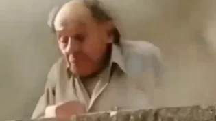 ריגש את הרשת: צעיר קפץ למרפסת בוערת בכדי להציל קשיש