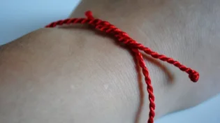 עין כחולה או חוט אדום? החפצים שמועילים נגד עין הרע