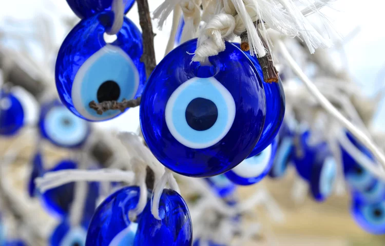 קמע נגד עין הרע: סילוק עין הרע עם צמח רודה קמע נגד עין הרע: סילוק עין הרע עם צמח רודה