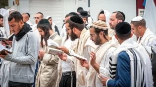 מס' האנשים שצריך בשביל חזרת ש"ץ וקדיש - הרב יצחק יוסף משיב