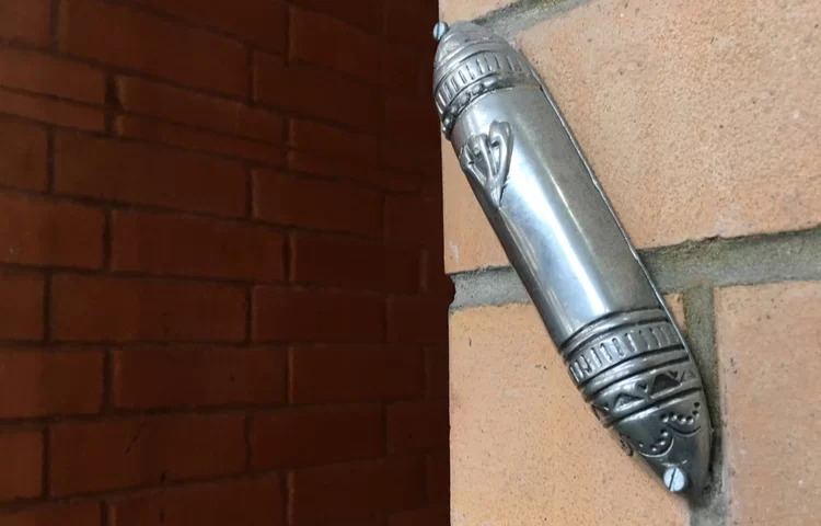 ברכה להתקנת וקביעת מזוזה: ברכה על מזוזה ברכה להתקנת וקביעת מזוזה: ברכה על מזוזה